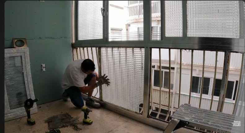 Retirada de las antiguas ventanas correderas de la terraza — inicio del cerramiento